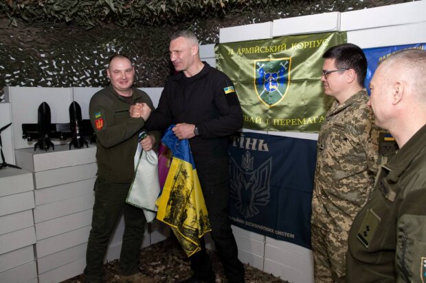 Кличко передав від громади столиці допомогу 12 корпусу: 3000 дронів на оптоволокні, «антишахедних» та інших