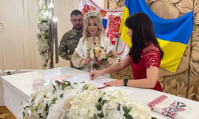 Добирался танком на собственную свадьбу: как воин ВСУ вырвался из Бахмута к своей невесте. Фото