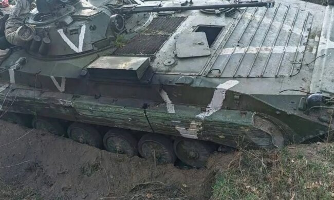 Три БМП за один раз: ВСУ показали, как громят технику врага с беспилотника. Видео