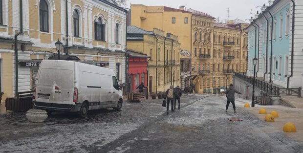 Гололед в Киеве. Скриншот с видео на Youtube