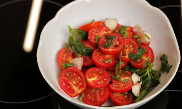 Рецепт быстрых малосольных помидоров "четырехдневки" в горчице. Фото: YouTube