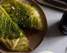 У ньому немає ні ложки борошна: рецепт ситного та соковитого м'ясного пирога в капустяному листі