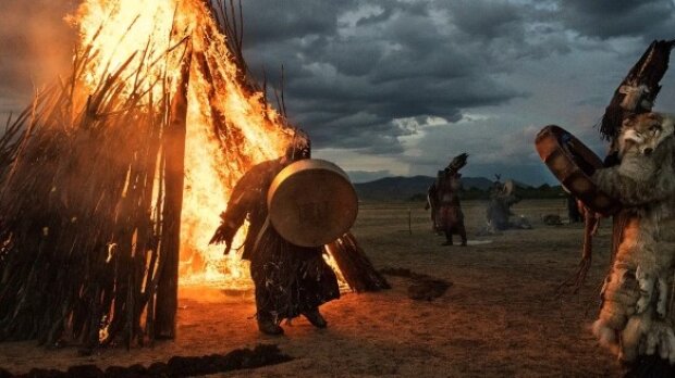Шойгу опозорился с шаманами, которые будут останавливать своими палками и бубнами Хаймарсы. Фото