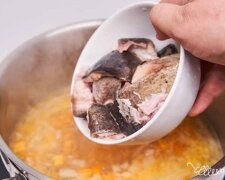 В него можно влюбиться: рецепт необычного одесского борща с рыбой и квашеными помидорами
