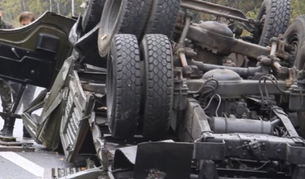 Это знак: военный грузовик россиян врезался в указатель на Харьков и перевернулся. Видео