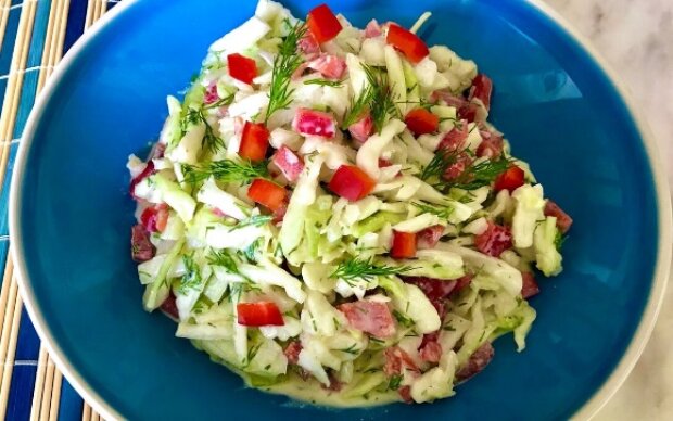 Весь секрет у кефірній заправці: рецепт простого та смачного салату з капустою та болгарським перцем