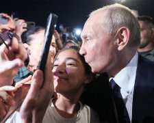 Путин целует ребенка, фото: youtube.com
