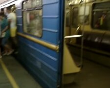 У метро Києва розпорошили невідому речовину. Перші подробиці