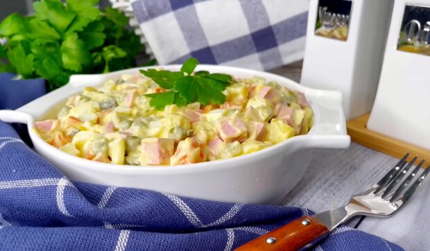 Рецепт найапетитнішого салату "Олів'є" з куркою та яблучним майонезом. Фото: YouTube