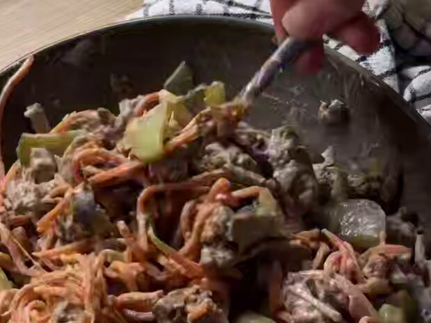 Салат с печенью и корейской морковкой, кадр из видео