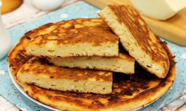 Быстрый завтрак без труда: рецепт сырных лепешек с сулугуни и творогом на сковороде