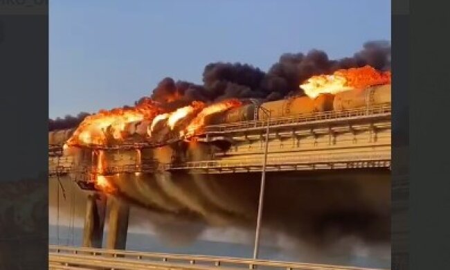Пылает Крымский мост: появилось первое видео мощного  пожара. Дым виден за километры
