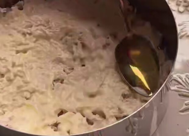 Салат з куркою та чорносливом, кадр з відео