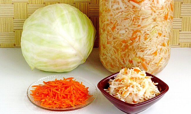 Дуже важливий момент, про який не можна забувати: чи потрібно зливати розсіл із приготовленої квашеної капусти.