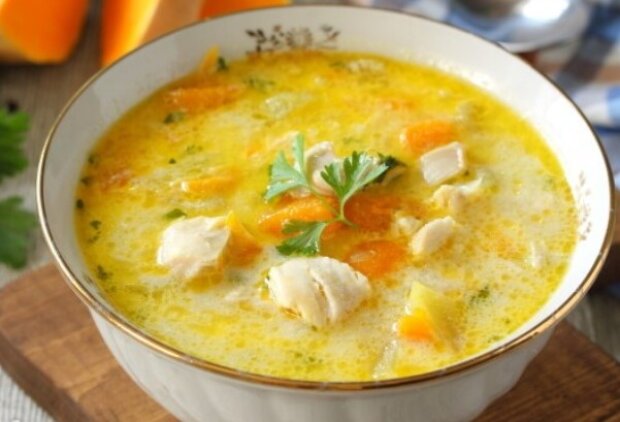 Ресторанная подача: рецепт куриного супа с тыквой, плавленым сырком и рисом