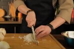 Как нарезать лук без слез