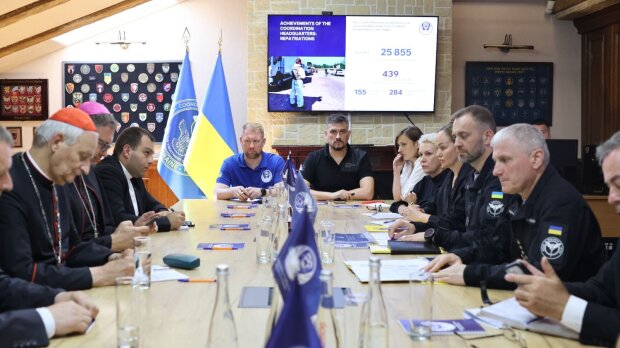 Голова Координаційного штабу зустрівся зі спецпредставником Папи Римського з питань України