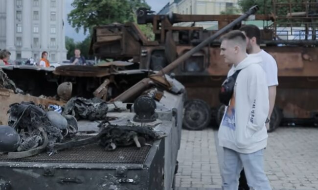 Пусть увидит каждый: в Киеве выставили напоказ сожженную российскую технику. Видео