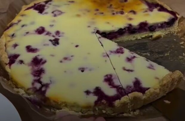 Ягідний пиріг з сирною заливкою, кадр з відео