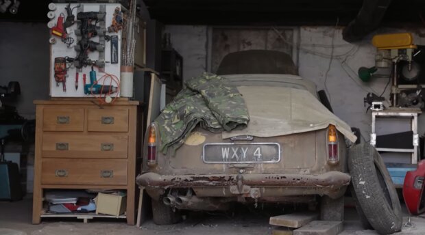 В заброшенном гараже нашли редчайший Aston Martin, который пылился 40 лет. Фото: YouTube