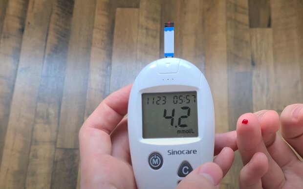 Измерение уровня сахара в крови. Фото: скриншот Youtube-видео
