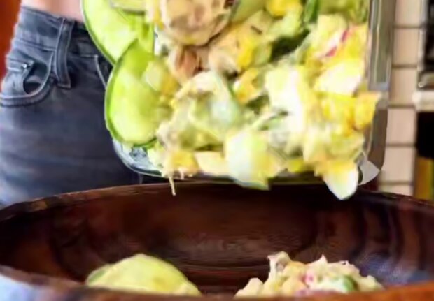 Салат з огірками та тунцем, кадр з відео