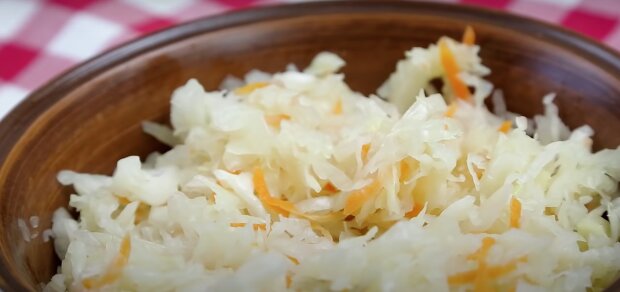 Улюблена закуска українців може бути дуже небезпечною: кому не варто їсти квашену капусту