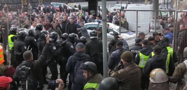 Полиция поднята по тревоге: Киев захлестнули протесты, начались столкновения, дороги перекрыты