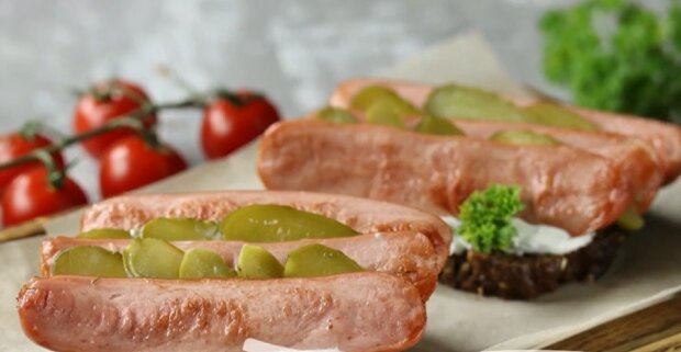 Рецепт быстрых бутербродов с сосисками и квашеной капустой. Фото: YouTube