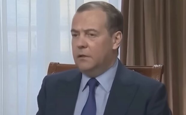 Медведев удивил своими тайными фантазиями с "двумя пальцами"