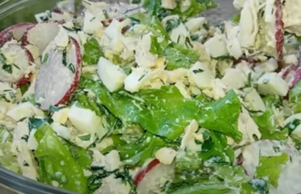 Його називають "Весняна насолода": рецепт салату з молодою редискою, куркою та яйцем