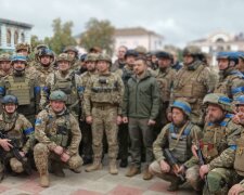 До мурашек по коже: Зеленский в освобожденном Изюме вместе с военными поднял флаг Украины