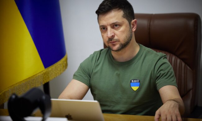 Зеленский надел уникальную вышиванку с танками и БТРами. Фото