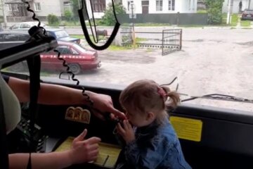 4-річна українка заспівала" Ой у лузі червона калина " в гучномовець пожежної машини. Відео