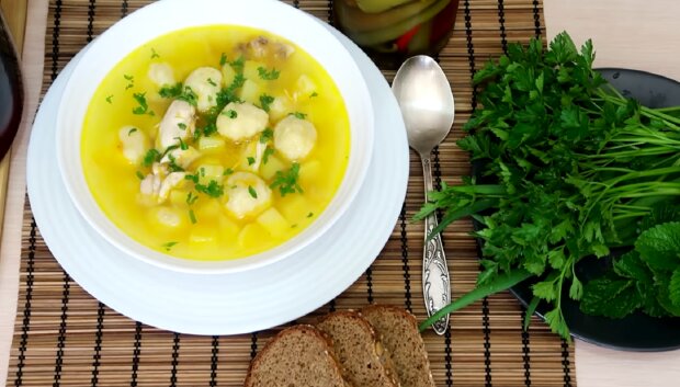 Рецепт сытного сырного супа с сырными шариками и картошкой. Фото: YouTube