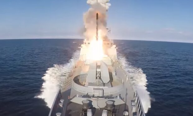 Ракетна небезпека: Росія вивела у море 24 "Калібри". Українців попередили