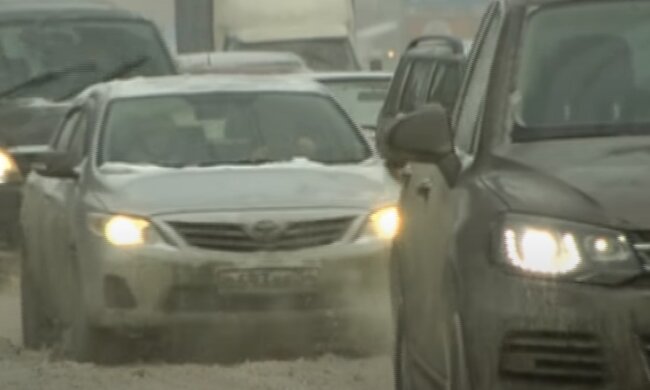Автомобили зимой: скрин с видео