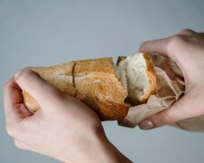 В дом может внезапно прийти беда: почему хлеб нельзя ломать руками или отрывать горбушку