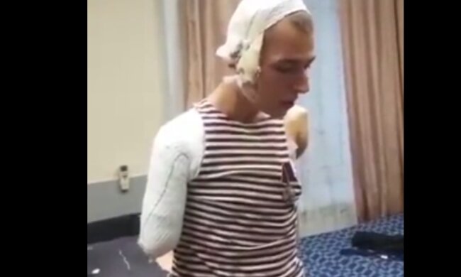 Российский оккупант, оставшийся без рук, показал, как обмывает медаль. Видео