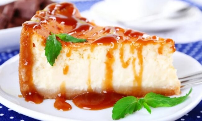 Ласощі, які вразять кожного: рецепт ніжного краківського сирника з начинкою та легким тістом