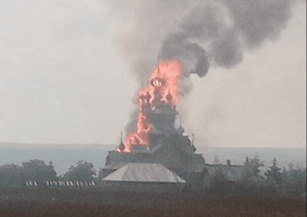 Справжні безбожники: війська РФ спалюють Святогірську лавру. Її знав весь світ