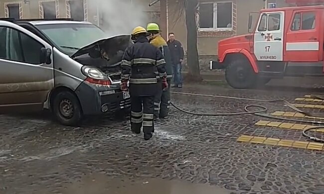 Авто на жаре вспыхнуло, фото: youtube.com