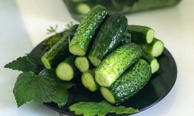Малосольні огірки, фото: youtube.com