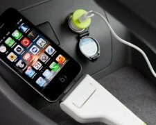 Ви про це можете пошкодувати: чому не можна заряджати смартфон через прикурювач в автомобілі