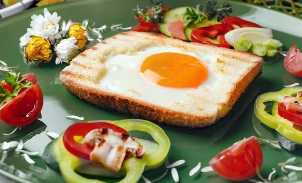 Рецепт ситного та здорового сніданку на кожен день: як приготувати в духовці яйце в хлібі з шинкою
