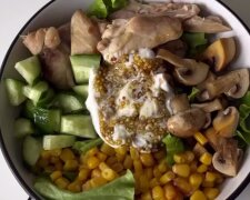 Теплый салат с курицей, кадр из видео