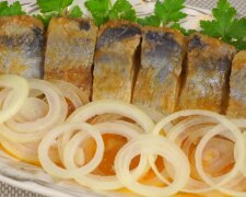 Оселедець у томатній пасті з цибулею