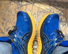 Це заборонено: у Москві штрафують за кросівки з жовто-синіми відтінками