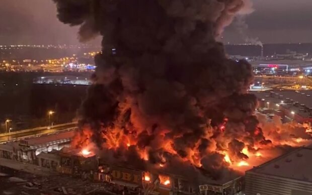Москва у вогні та пекельному диму: горить найбільший торговий центр, чути вибухи. Відео
