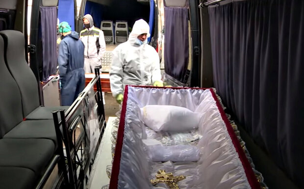 Похорон в умовах пандемії. Фото: скріншот YouTube-відео.